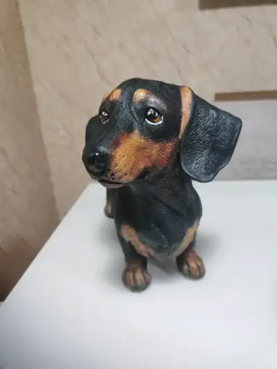 Figura decorativa de perro salchicha en resina - miniatura 1