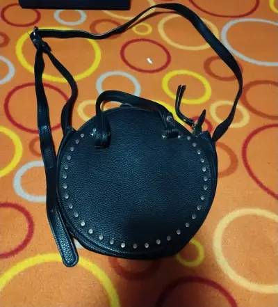 Mochila y mini bolsos $5.000 c/u - miniatura 3