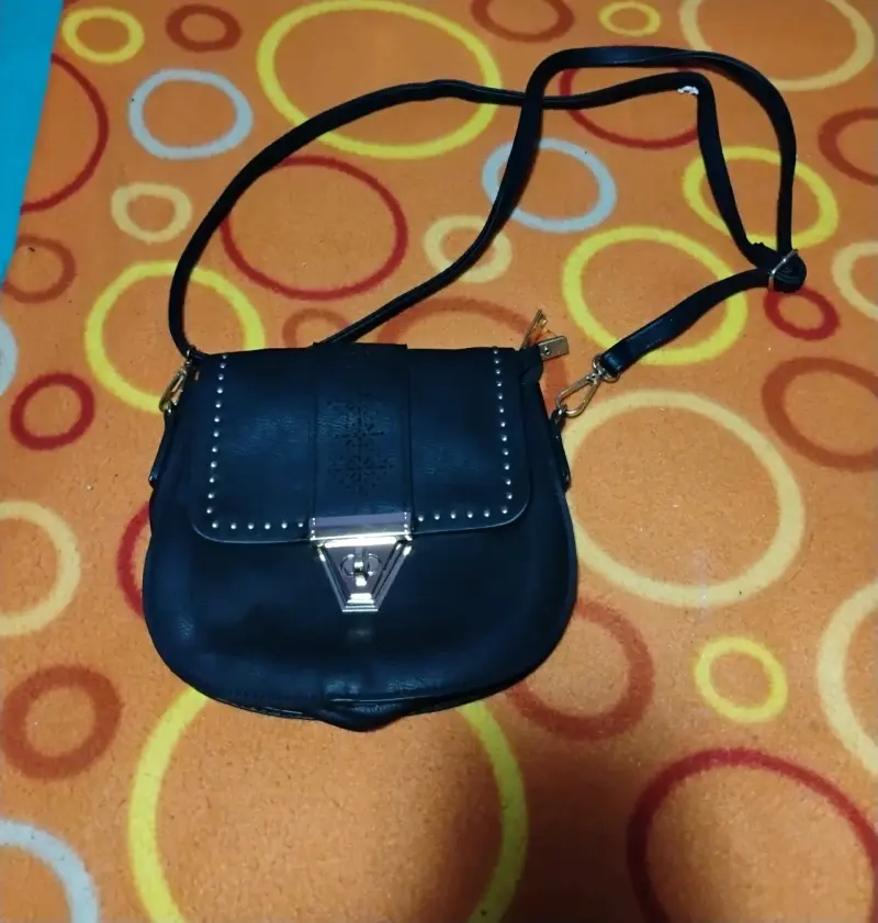 Mochila y mini bolsos $5.000 c/u - 4