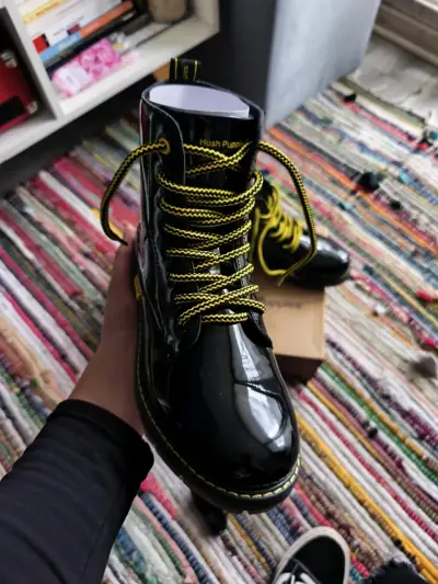Botines de charol negro Hush Puppies con cordones amarillos - miniatura 1