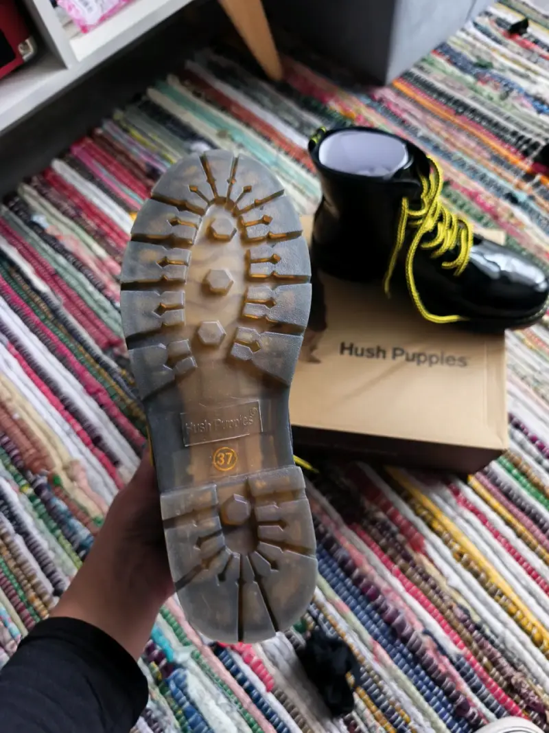 Botines de charol negro Hush Puppies con cordones amarillos - 2