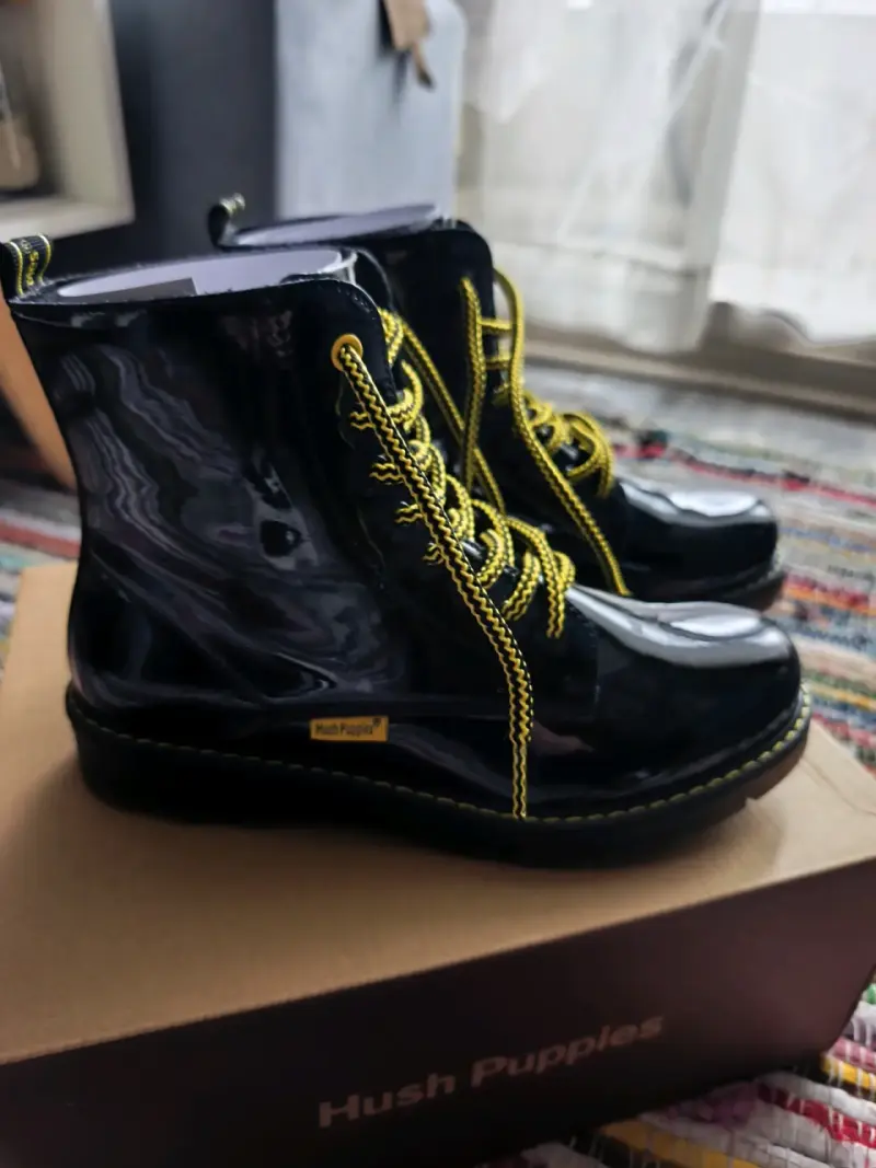 Botines de charol negro Hush Puppies con cordones amarillos - 3