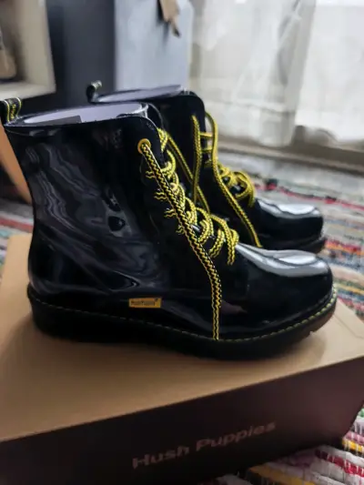 Botines de charol negro Hush Puppies con cordones amarillos - miniatura 3