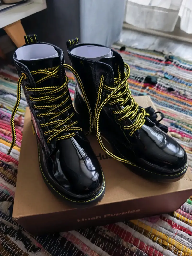 Botines de charol negro Hush Puppies con cordones amarillos - 4