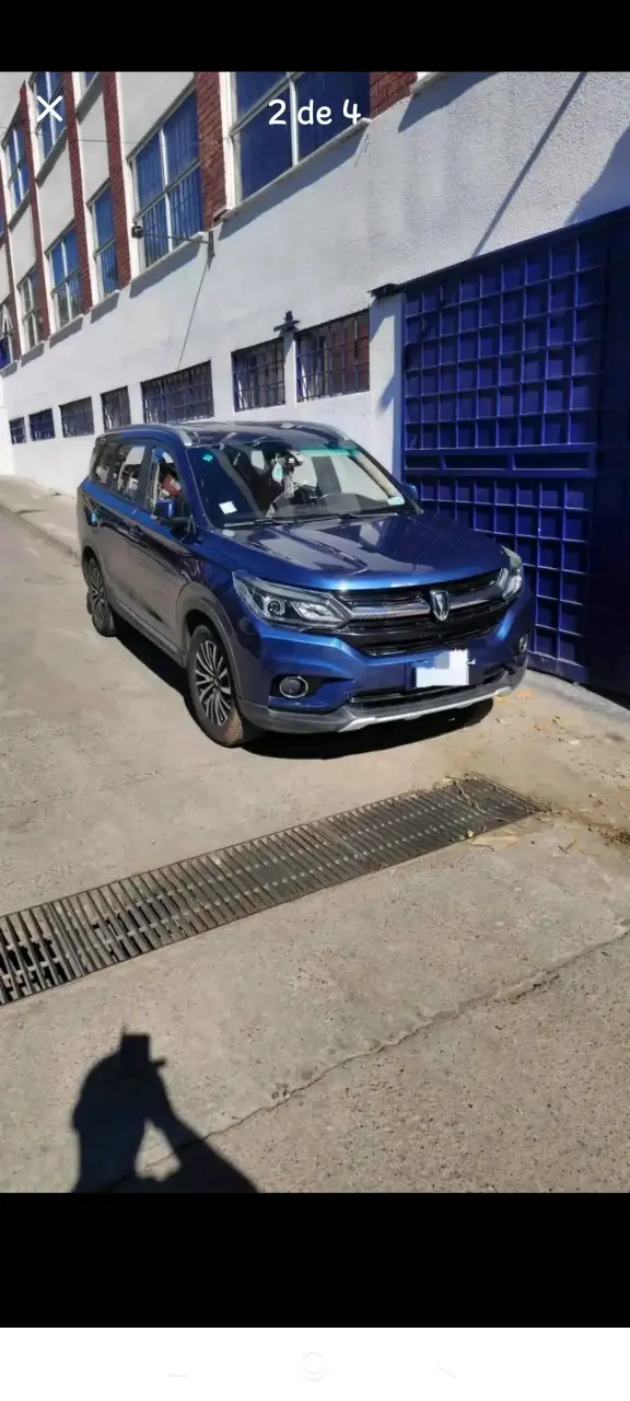 SUV azul en buen estado