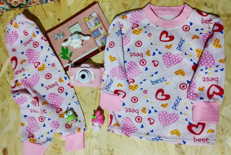 Pijama infantil con diseño de corazones y letras