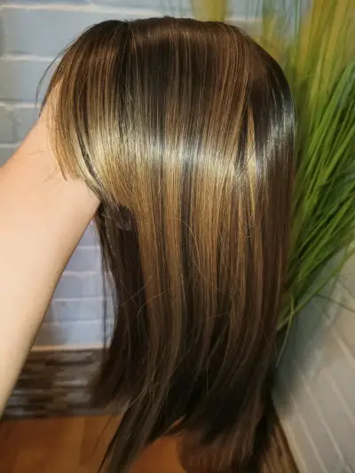 Peluca de cabello liso castaño con mechas - miniatura 5