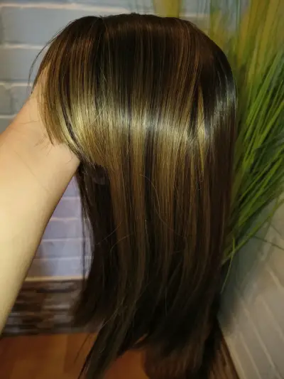 Peluca de cabello liso castaño con mechas - miniatura 6