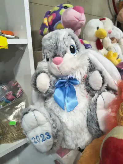 Peluche de conejo gris con lazo azul - miniatura 1
