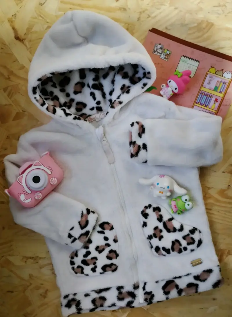 Abrigo de bebé con capucha y diseño animal print