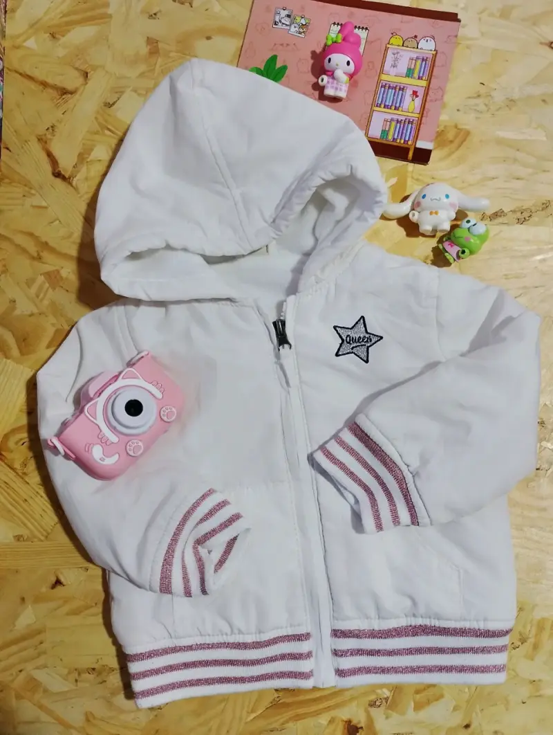 Chaqueta blanca con capucha para niña