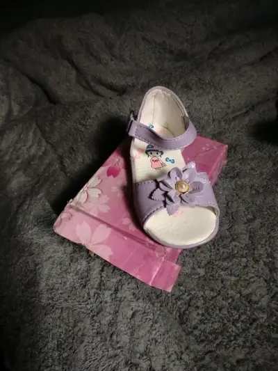 Sandalias de niña color lila con flor decorativa - miniatura 1
