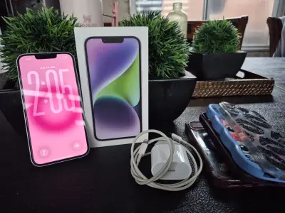 iPhone 14 con accesorios y caja original - miniatura 1