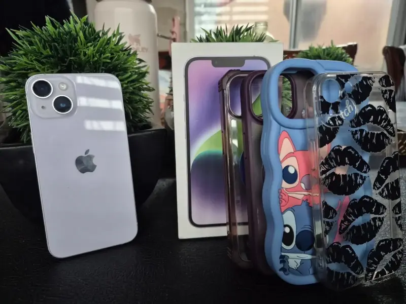 iPhone 14 con accesorios y caja original - 2