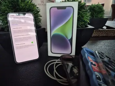 iPhone 14 con accesorios y caja original - miniatura 3