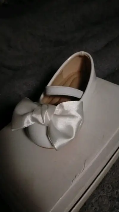 Zapato de bebé blanco con lazo elegante - miniatura 1