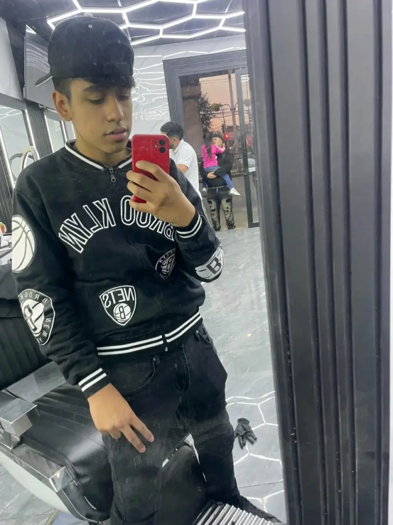 Polerón Brooklyn Nets negro con diseño deportivo