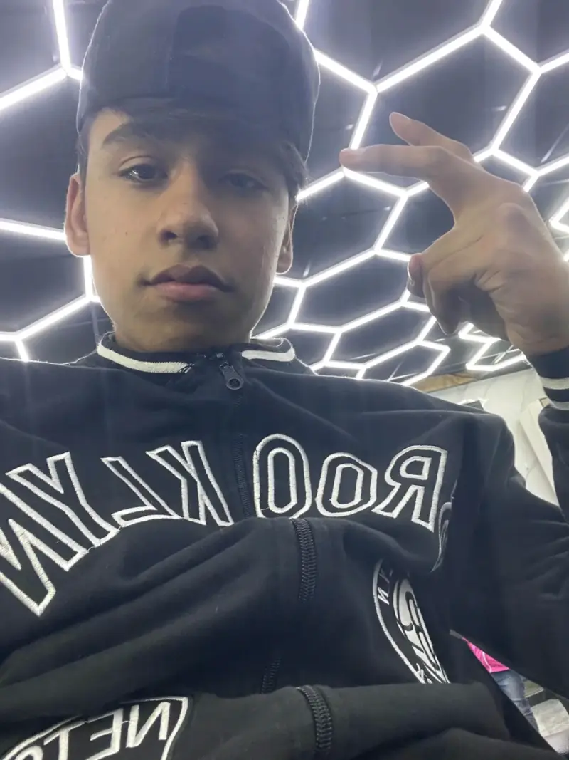 Polerón Brooklyn Nets negro con diseño deportivo - 2