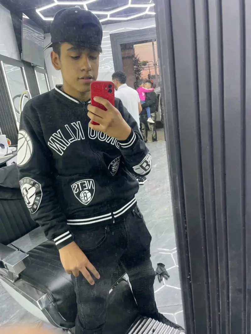 Polerón Brooklyn Nets negro con diseño deportivo - 4