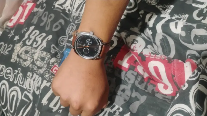 Reloj analógico con correa de cuero marrón
