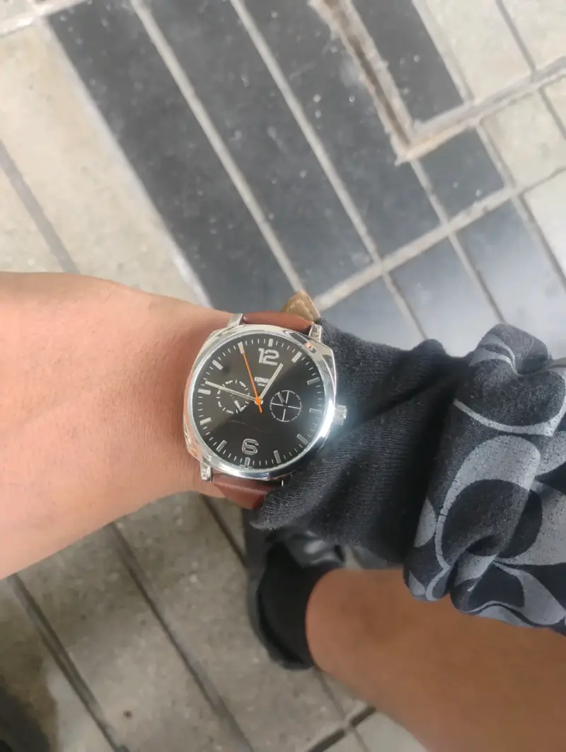 Reloj analógico con correa de cuero marrón - 2