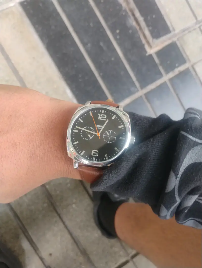 Reloj analógico con correa de cuero marrón - 3