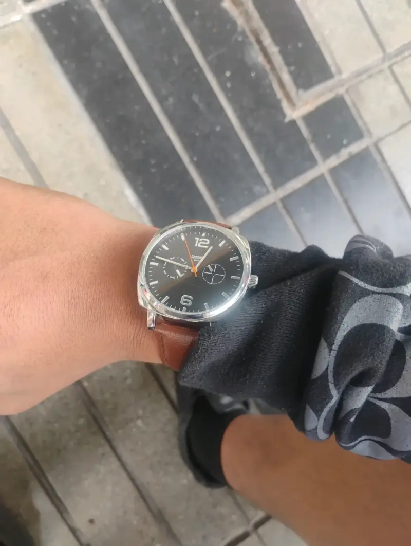Reloj analógico con correa de cuero marrón - 4