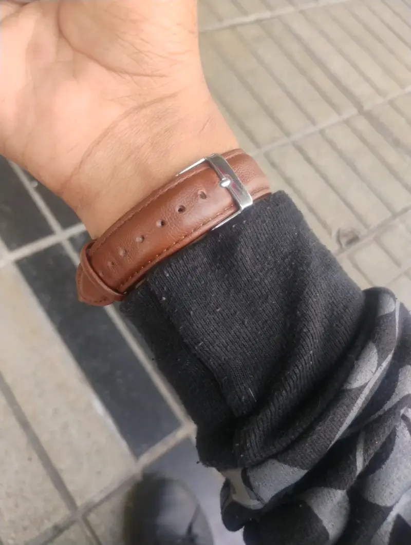 Reloj analógico con correa de cuero marrón - 5