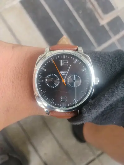 Reloj analógico con correa de cuero marrón - miniatura 6
