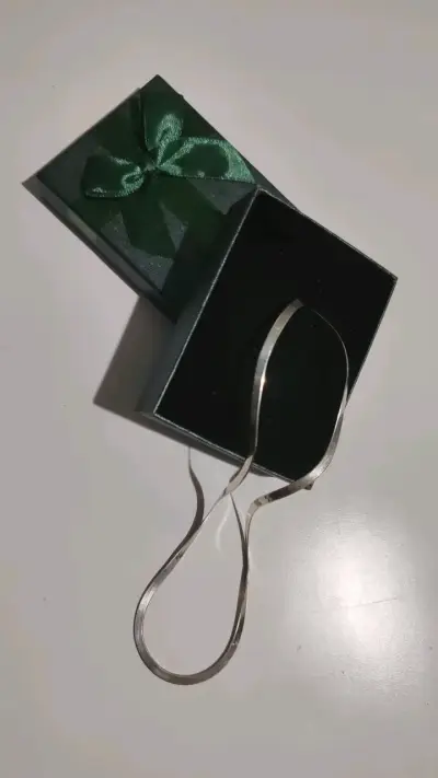 Collar de plata elegante con caja de regalo - miniatura 2