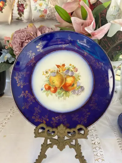 Plato de porcelana azul con diseño floral - miniatura 1