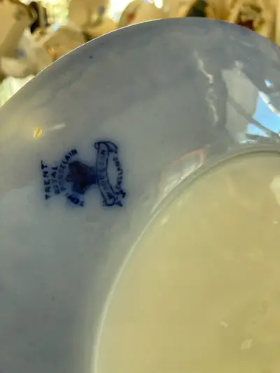 Plato de porcelana azul con diseño floral - miniatura 2