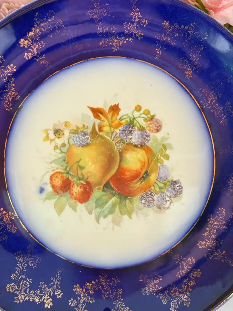 Plato de porcelana azul con diseño floral - 3