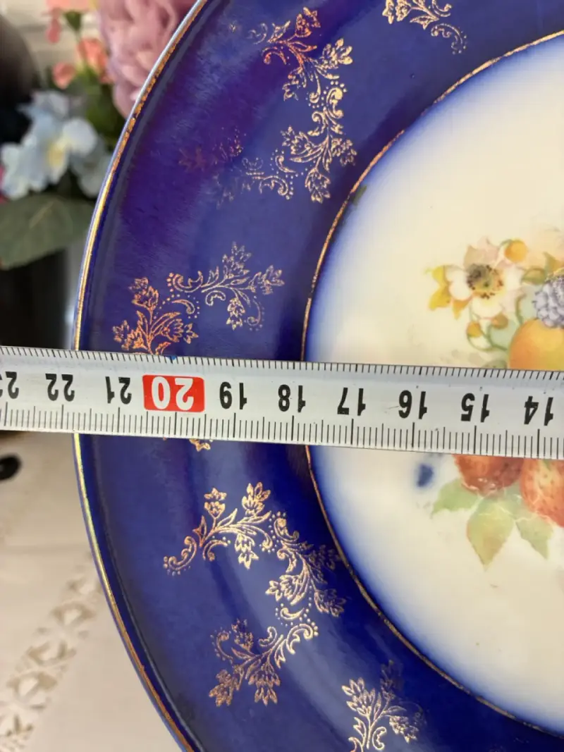 Plato de porcelana azul con diseño floral - 4