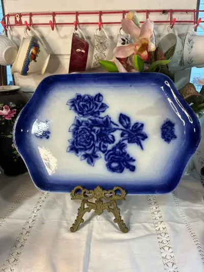 Bandeja de porcelana azul con diseño floral - miniatura 1