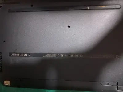 Laptop HP con diseño elegante y funcional - miniatura 1