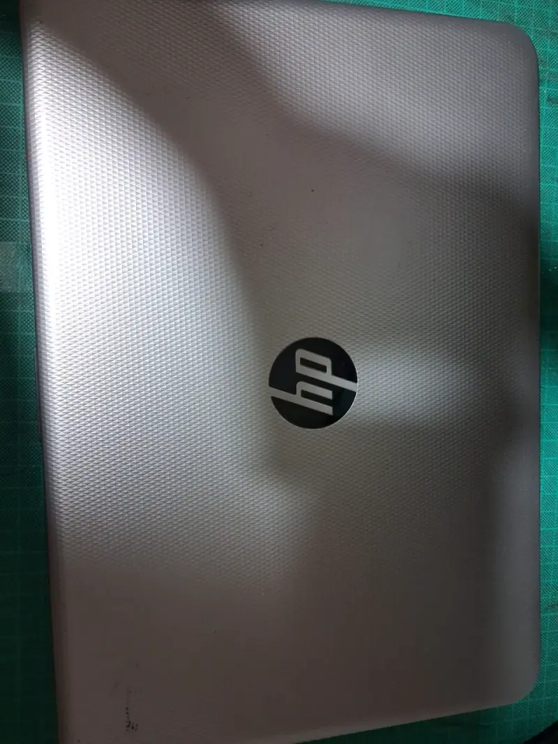 Laptop HP con diseño elegante y funcional - 2