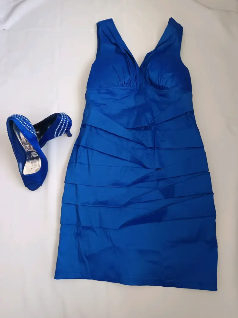 Vestido azul con zapatos a juego - 2