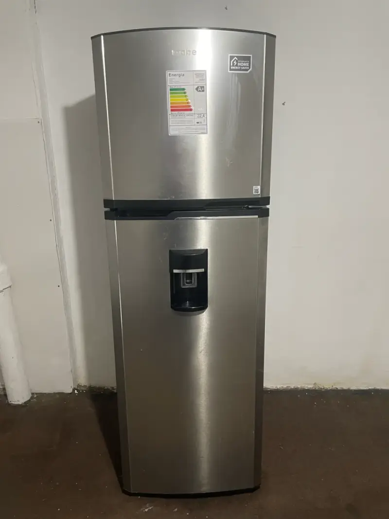 Refrigerador Haier con dispensador de agua - 1