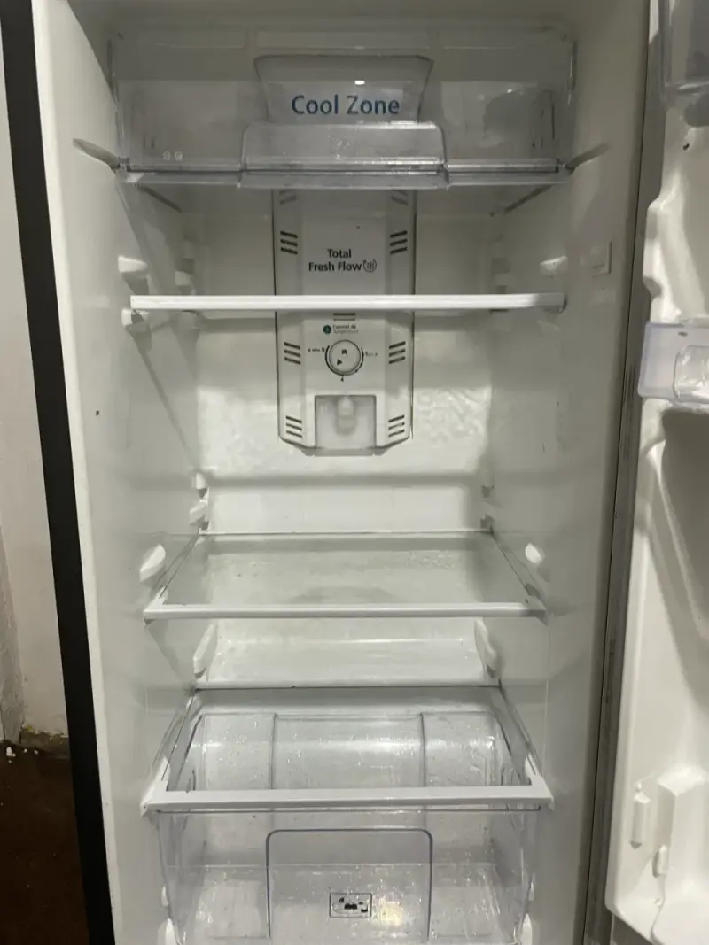 Refrigerador Haier con dispensador de agua - 4