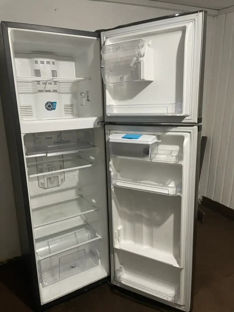 Refrigerador Haier con dispensador de agua - 6