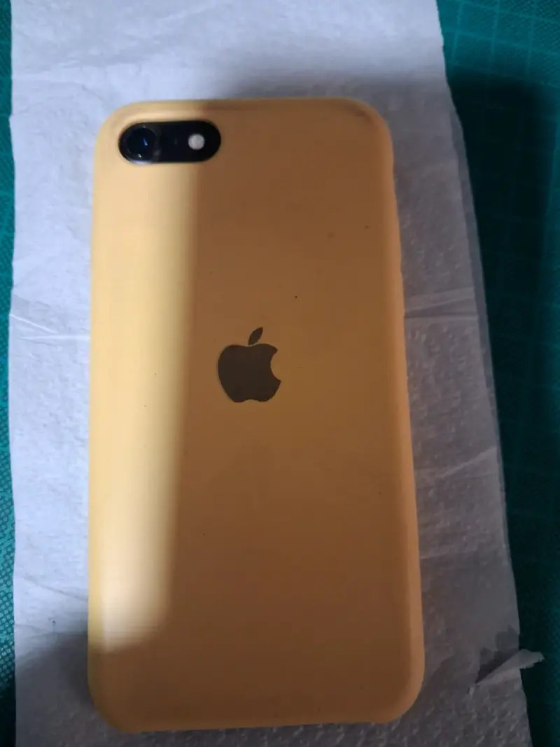 iPhone con carcasa amarilla en buen estado - 1