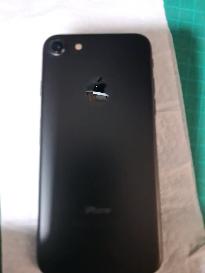 iPhone con carcasa amarilla en buen estado - 2