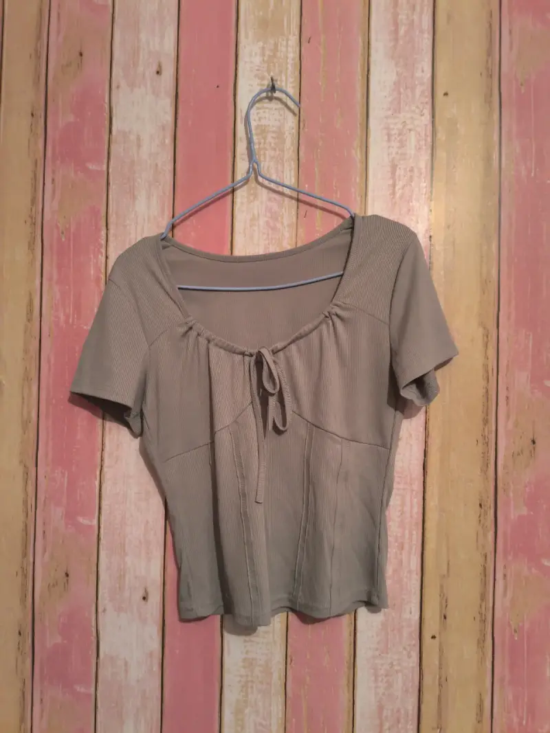 Polera corta gris con lazo frontal - 1