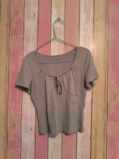 Polera corta gris con lazo frontal - miniatura 1