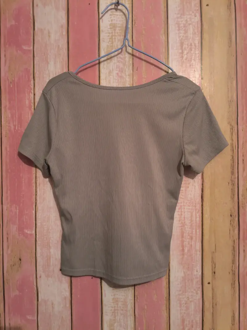 Polera corta gris con lazo frontal - 2