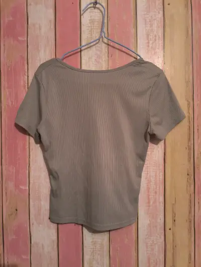 Polera corta gris con lazo frontal - miniatura 2