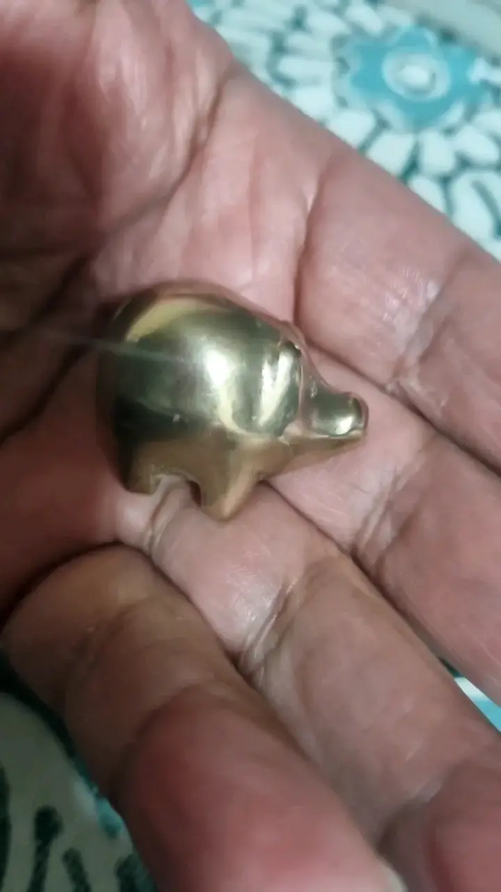 Figura decorativa de cerdo en metal dorado - 1