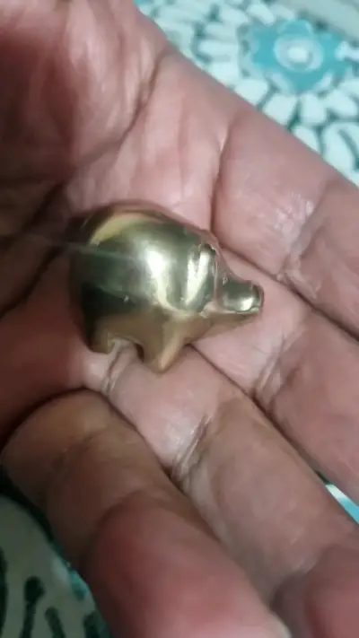 Figura decorativa de cerdo en metal dorado - miniatura 1