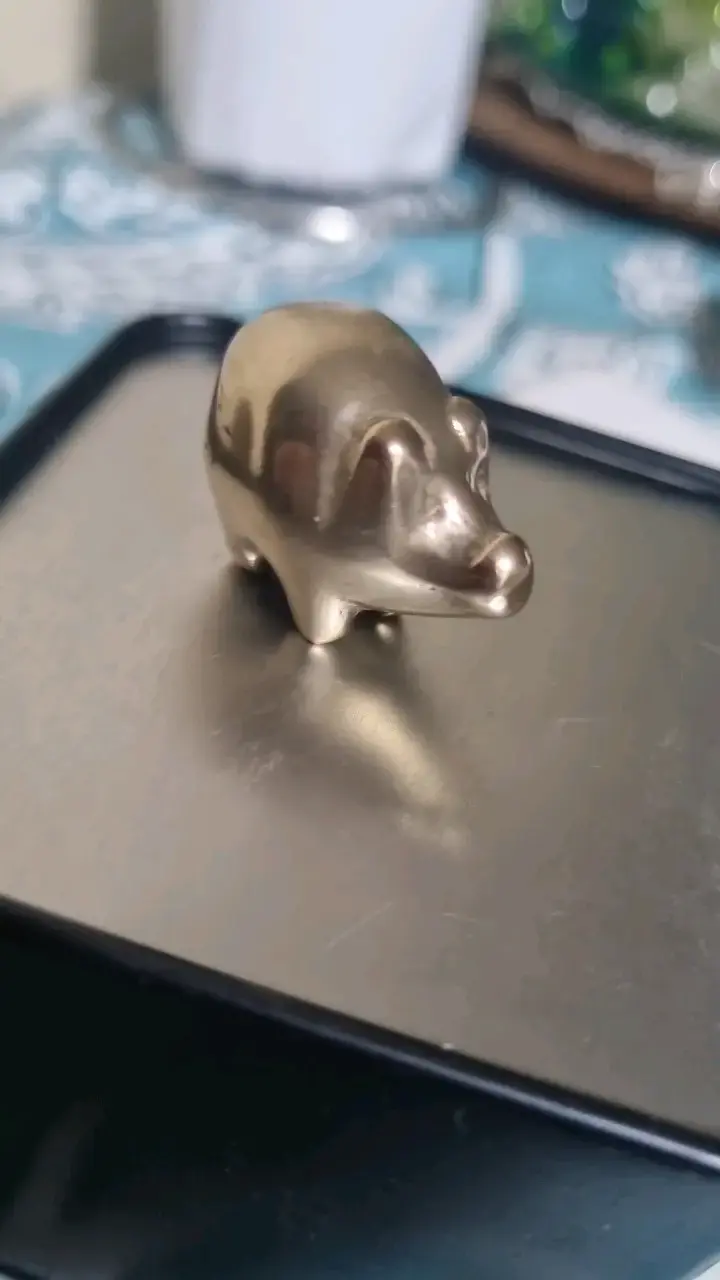 Figura decorativa de cerdo en metal dorado - 2